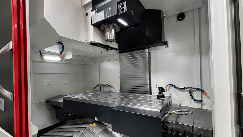 Innenraum des Mazak VCN-600 Bearbeitungszentrums
